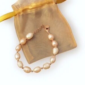 Elegant Cream Pearl Bracelet with Delicate Clasp